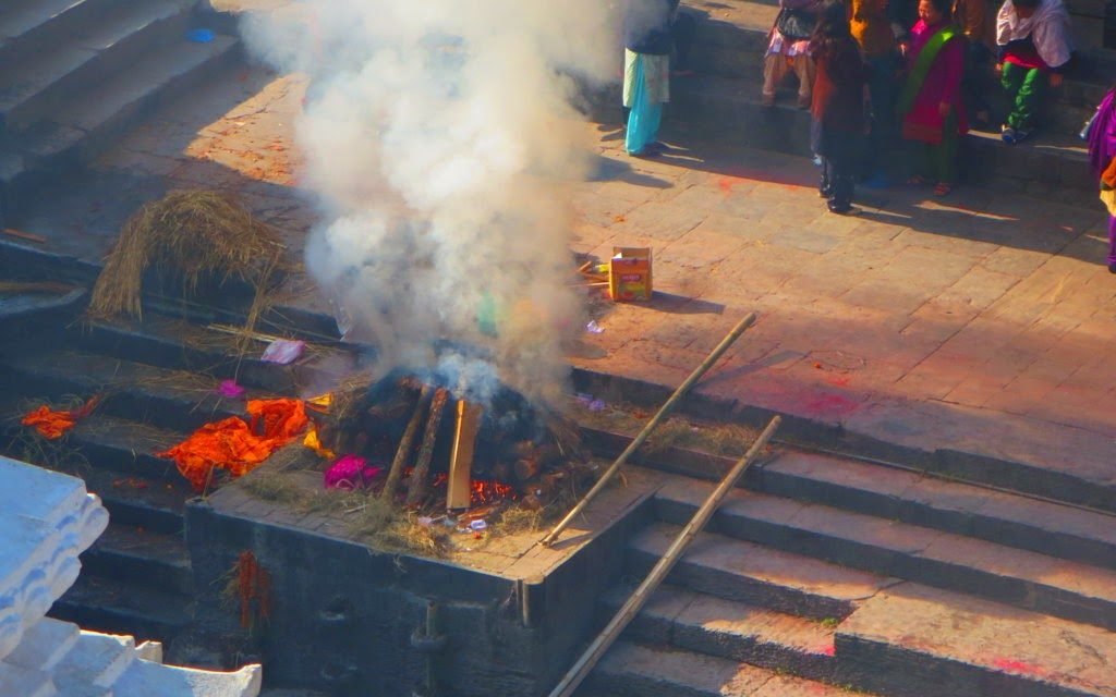 Le cerimonie funebri e la cremazione a Kathmandu